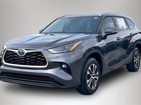 Used 2024 Toyota Highlander XLE FWD image 2