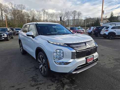 New 2025 Mitsubishi Outlander SE image 2