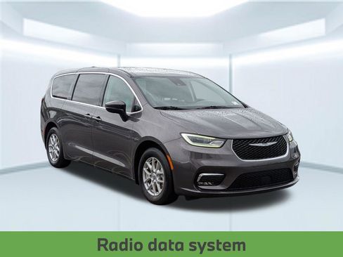 Used 2023 Chrysler Pacifica Touring-L FWD image 9