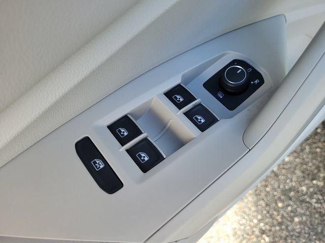 Certified 2023 Volkswagen Jetta SE w/ Panoramic Sunroof Package FWD image 14