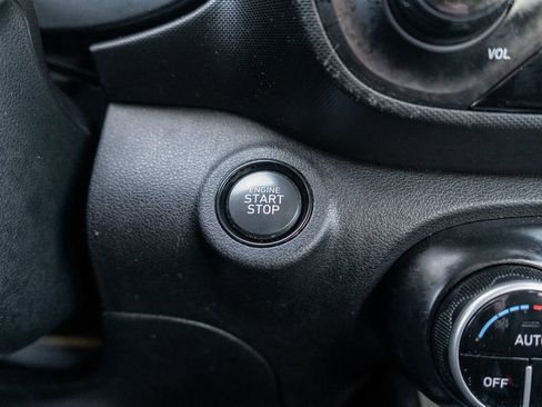 Used 2025 Hyundai Venue SEL image 25