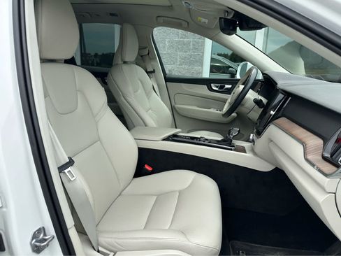 Used 2021 Volvo XC60 T5 Momentum w/ Premium Package AWD/4WD image 13