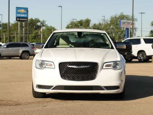 Used 2018 Chrysler 300 Touring w/ Chrome Appearance Package RWD image 2