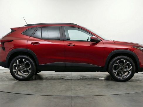 Used 2025 Chevrolet Trax LT w/ LT Convenience Package FWD image 9