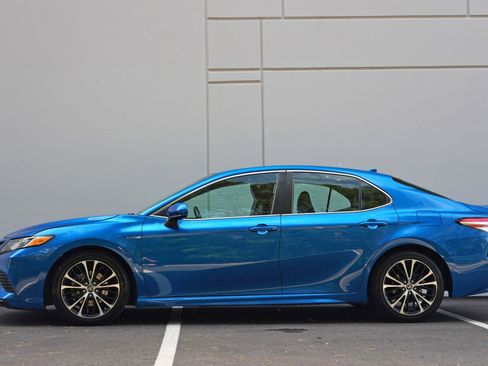 Used 2020 Toyota Camry SE FWD image 8