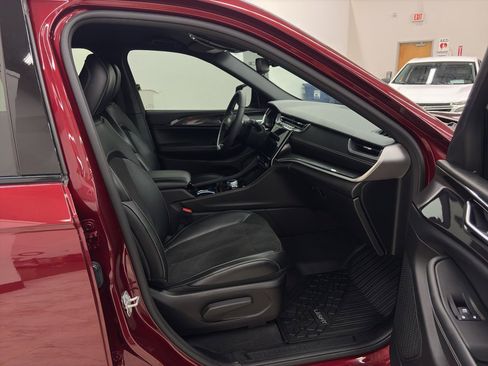 Used 2023 Jeep Grand Cherokee Altitude image 17