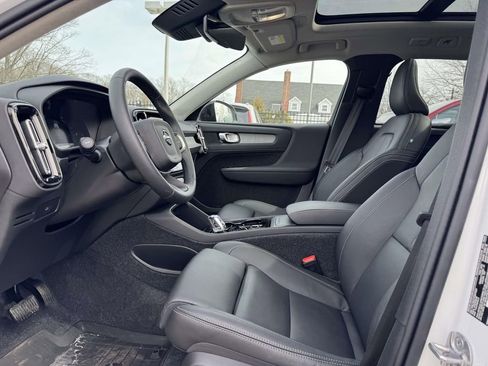 Certified 2026 Volvo XC40 B5 Plus w/ Protection Package Premier image 13