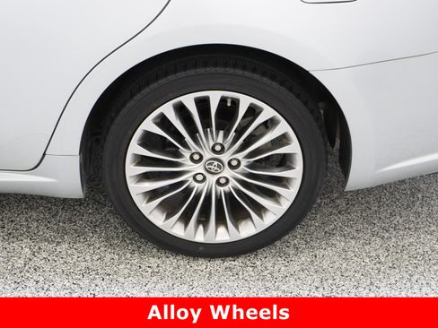 Used 2018 Toyota Avalon Limited image 10