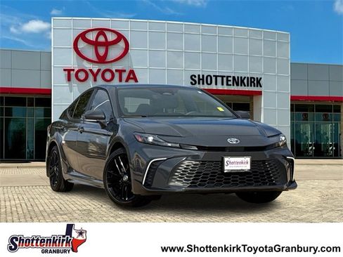 Used 2025 Toyota Camry SE image 1