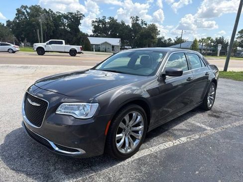 Used 2017 Chrysler 300 Limited RWD image 1