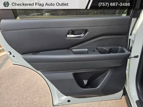Used 2024 Nissan Pathfinder SL FWD image 43
