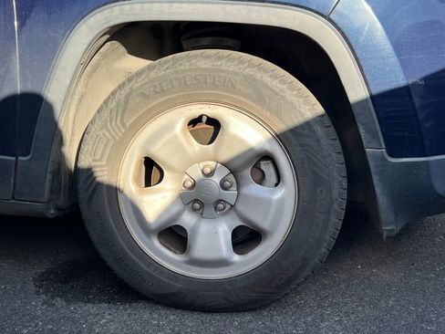 Used 2015 Jeep Cherokee Sport image 7