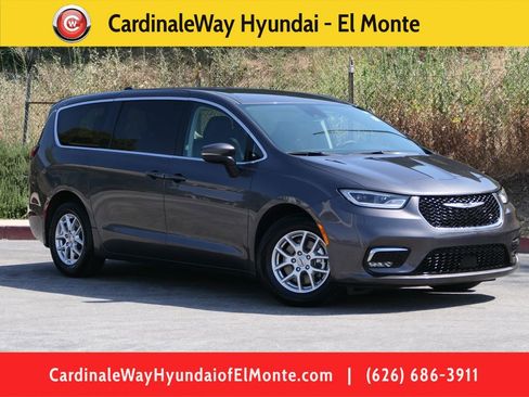 Used 2023 Chrysler Pacifica Touring-L FWD image 1