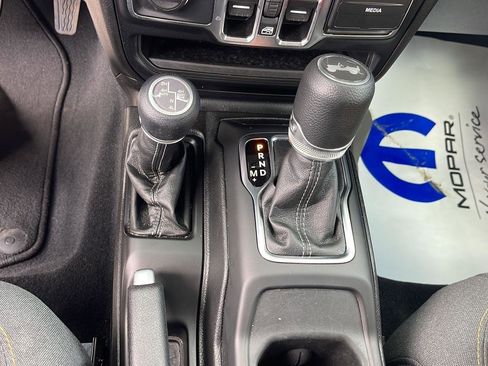 Used 2025 Jeep Wrangler Sahara image 15