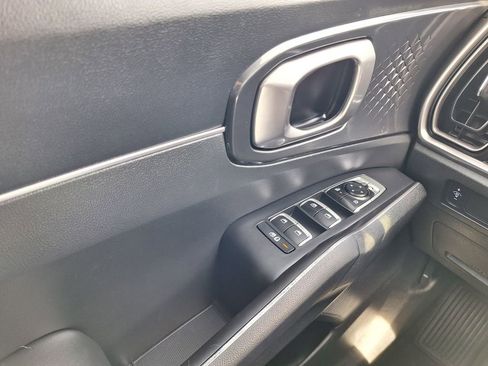 Used 2025 Kia Sorento S image 23