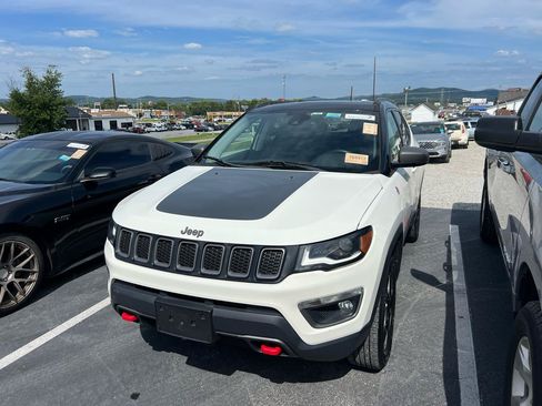 Used 2018 Jeep Compass Trailhawk w/ Leather Interior Group AWD/4WD image 2