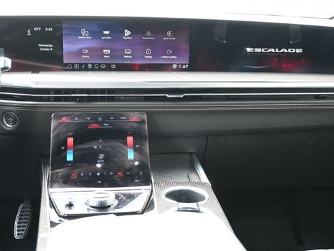 Used 2025 Cadillac Escalade V w/ LPO, ONYX Package image 34