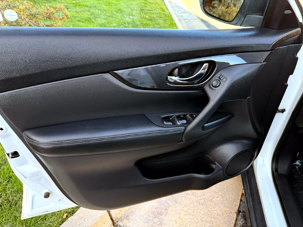 Used 2017 Nissan Rogue S AWD/4WD image 16