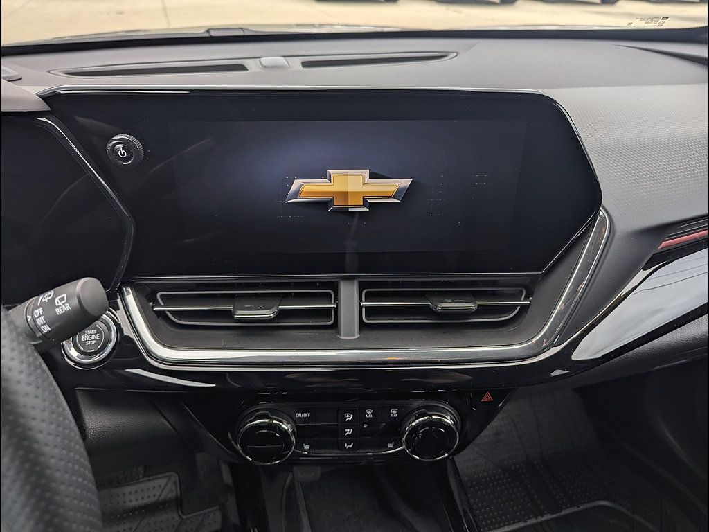 Used 2026 Chevrolet Trax RS w/ Sunroof Package FWD image 29
