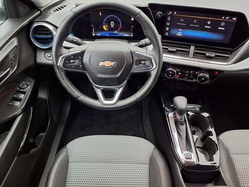 Used 2025 Chevrolet Trax LT w/ LT Convenience Package image 6