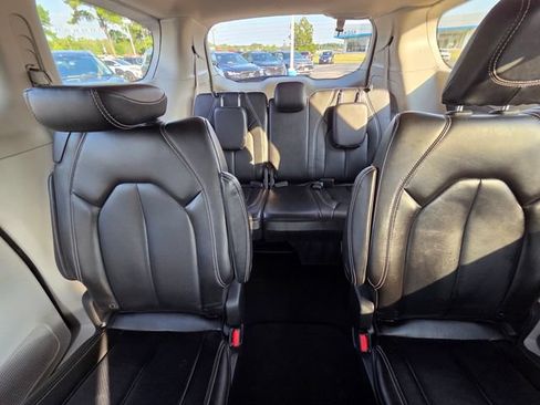 Used 2023 Chrysler Pacifica Touring-L FWD image 36