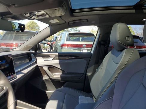 New 2026 Volkswagen Tiguan SE R-Line FWD image 17