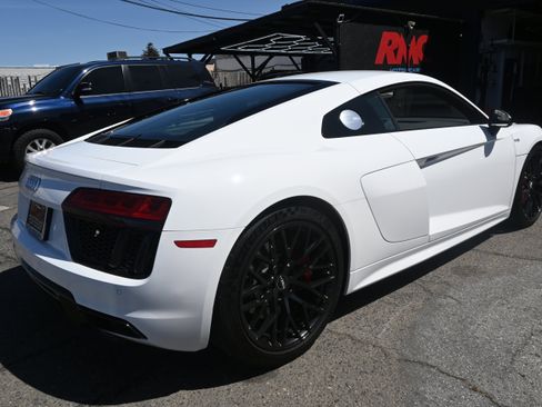 Used 2018 Audi R8 V10 w/ Premium Package RWD image 16