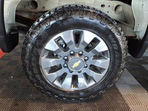 Used 2023 Chevrolet Silverado 2500 Custom w/ Custom Convenience Package image 8