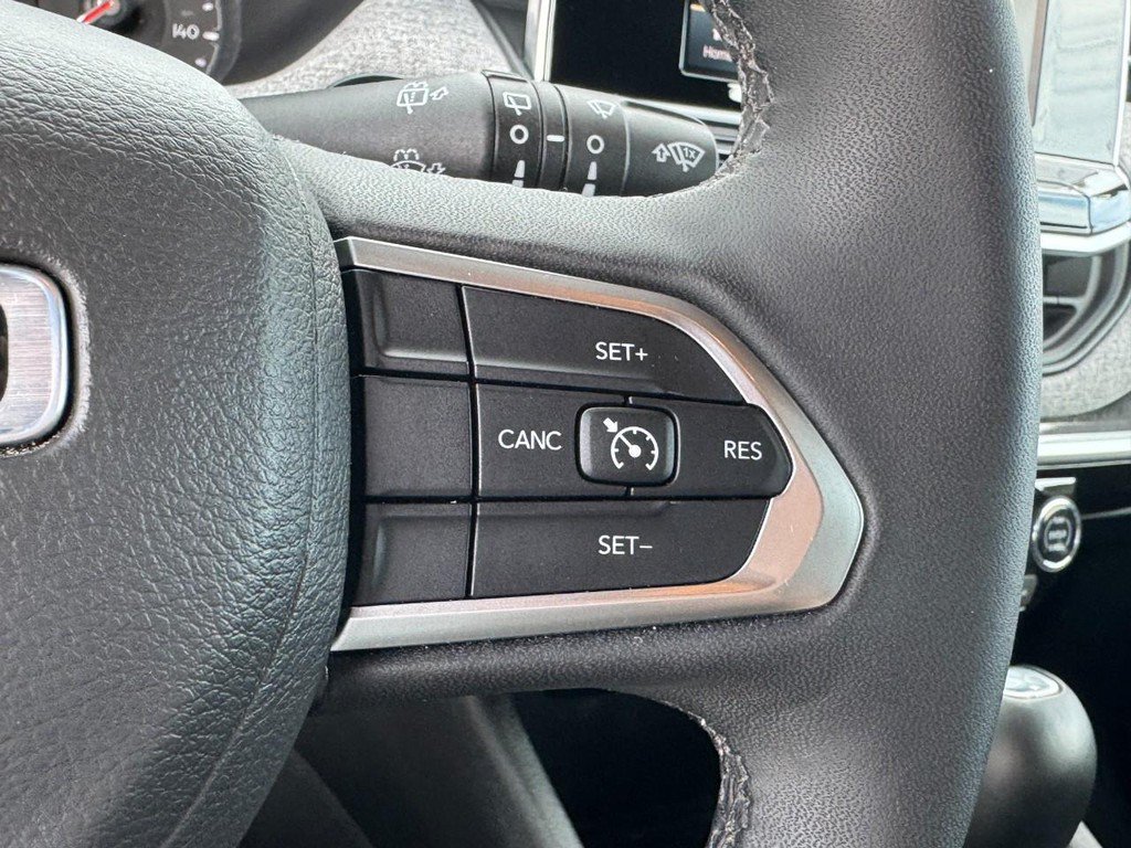 Used 2025 Jeep Compass Latitude w/ Convenience Group AWD/4WD image 17