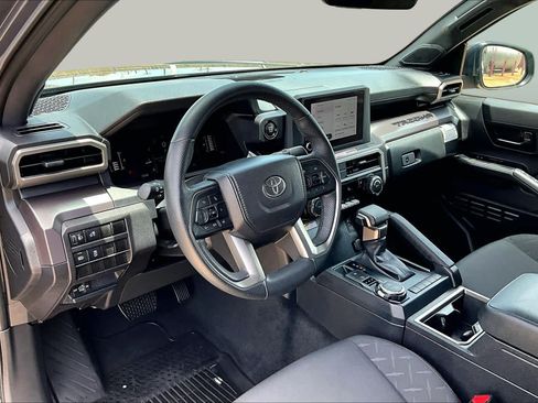 Used 2025 Toyota Tacoma SR5 w/ SR5 Upgrade Package AWD/4WD image 17