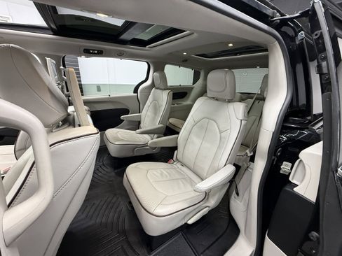 Used 2018 Chrysler Pacifica Limited w/ Advanced Safetytec Group image 32