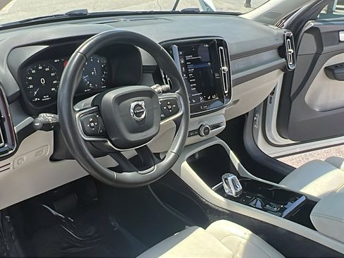 Used 2022 Volvo XC40 T4 Inscription w/ Advanced Package image 16