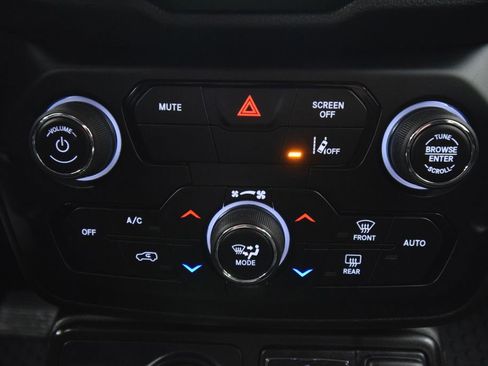 Certified 2022 Jeep Renegade Latitude w/ Convenience Group AWD/4WD image 32