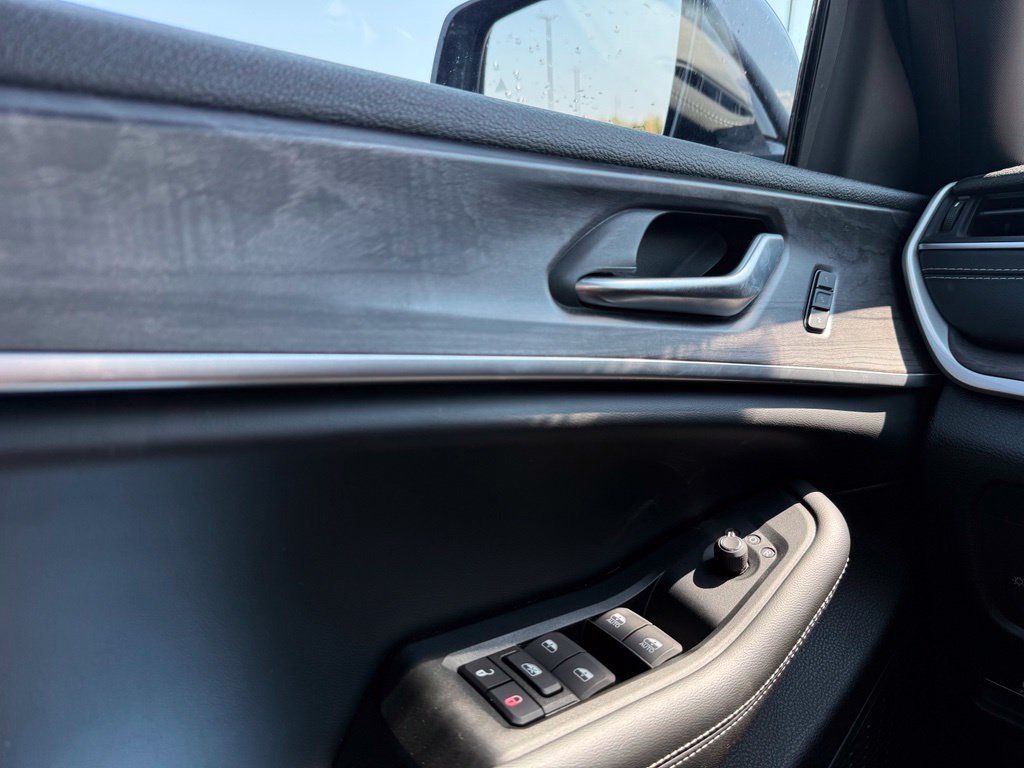 Used 2024 Jeep Grand Cherokee Limited AWD/4WD image 12