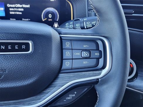 Used 2023 Jeep Wagoneer L Series III image 29