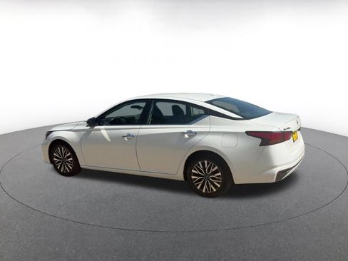 Used 2025 Nissan Altima 2.5 SV FWD image 10