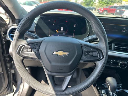 Used 2025 Chevrolet Trax LT FWD image 26