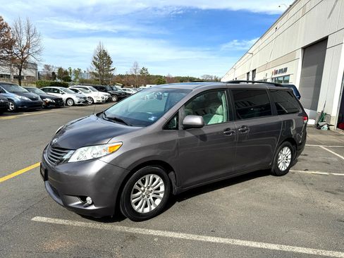 Used 2011 Toyota Sienna Limited image 26
