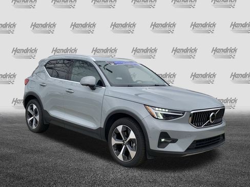 Used 2025 Volvo XC40 B5 Plus image 2