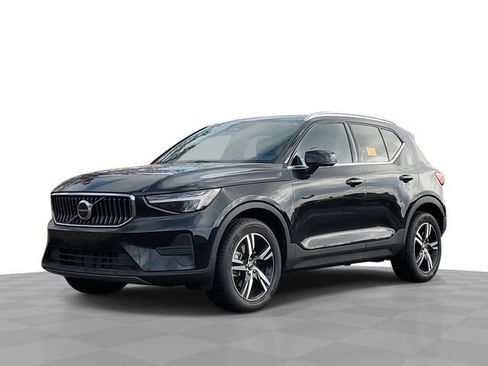 Used 2025 Volvo XC40 B5 Core image 1