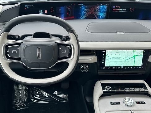 New 2026 Lincoln Navigator Premiere image 13