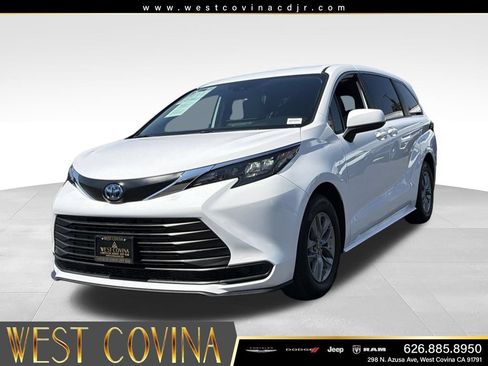 Used 2025 Toyota Sienna LE FWD image 4