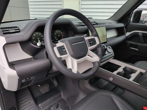 Used 2025 Land Rover Defender 110 S image 14