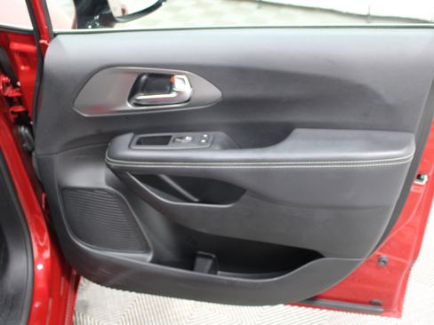 Used 2025 Chrysler Pacifica Select FWD image 27