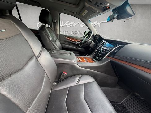 Used 2019 Cadillac Escalade Luxury image 25