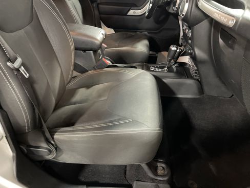 Used 2017 Jeep Wrangler Unlimited Sahara w/ Connectivity Group image 13