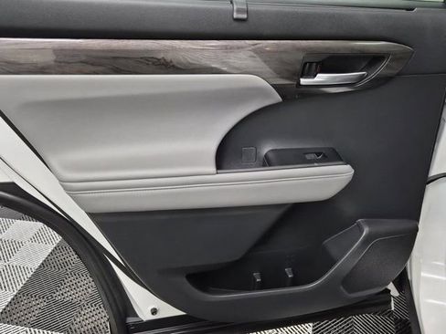 Used 2021 Toyota Highlander Platinum image 18