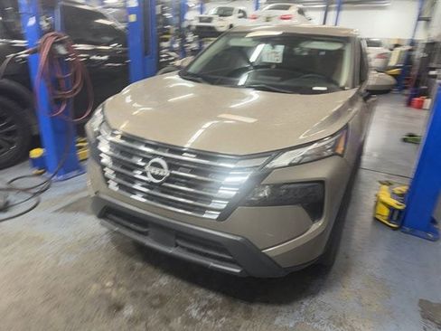 Used 2024 Nissan Rogue SV image 2