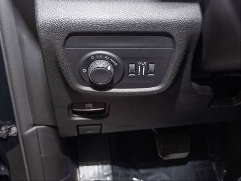 Used 2023 Jeep Grand Cherokee Laredo w/ Luxury Tech Group I AWD/4WD image 12