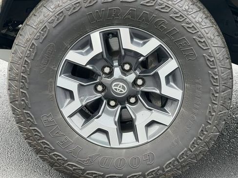Used 2023 Toyota Tacoma TRD Off-Road w/ TRD Premium Off Road Package AWD/4WD image 16
